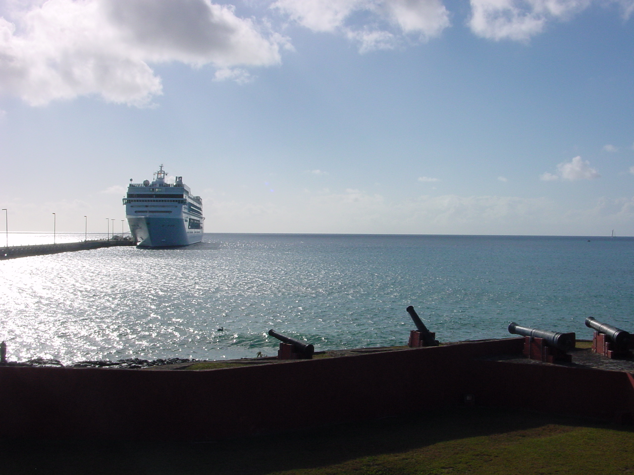 Cruise_ship_Frederiksted_pier_01